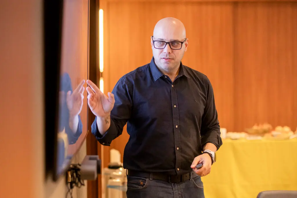 Facilitador da Rising Capital Humano conduzindo treinamento corporativo de liderança