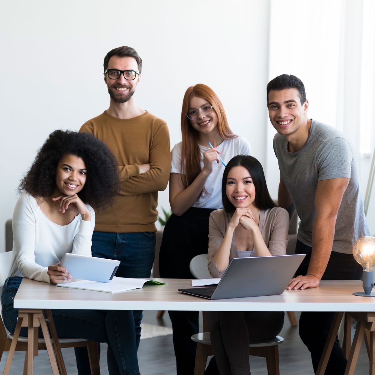 Equipe reunida em ambiente de trabalho, representando o assessment comportamental de pessoas e times