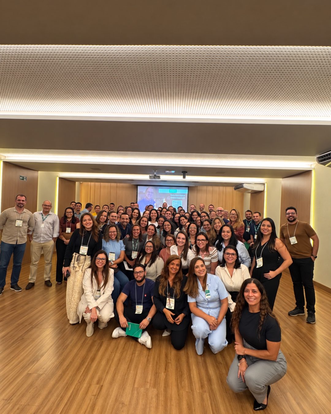 Turma de participantes em treinamento corporativo da Rising Capital Humano, reunida em auditório